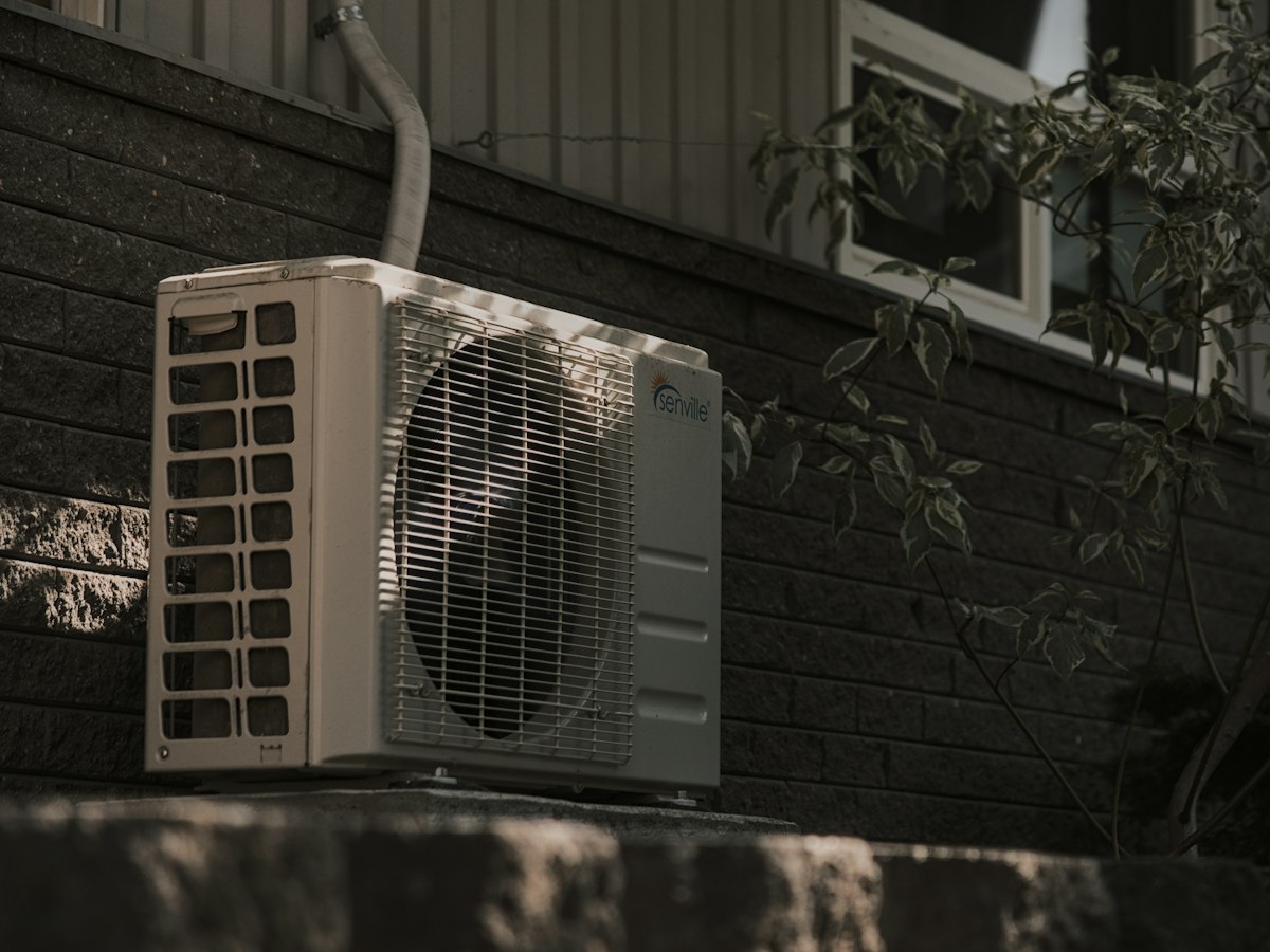 Climatiseur installé sur un mur en briques