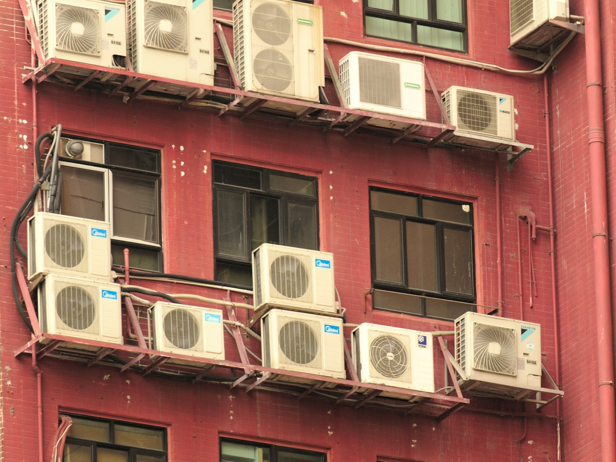 Groupes extérieurs de climatisation installés côte à côte